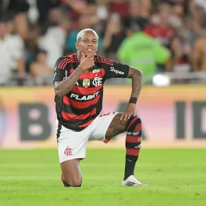 wallace-yan-do-flamengo-comemora-gol-contra-o-sao-paulo-pelo-campeonato-brasileiro-1765052547294_v2_300x300.jpg