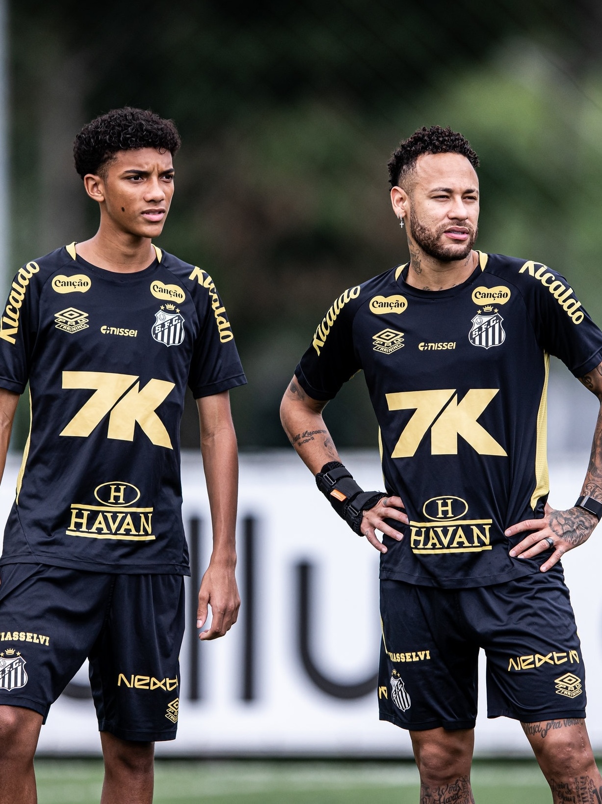 neymar-e-robinho-jr-durante-treinamento-do-santos-1777868565345_v2_3x4