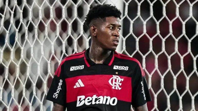 Vitao-zagueiro-do-Flamengo-na-estreia-contra-o-Vasco-no-Maracana